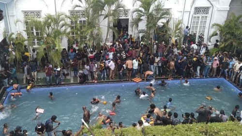 Kediaman resmi Presiden Sri Lanka di Kolombo, diserbu pengunjuk rasa pada Sabtu (9/7) waktu setempat. Di sana mereka asyik bernyanyi, menari, hingga berenang.