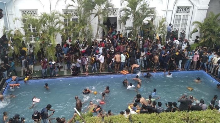 Potret Demonstran Ramai-ramai Berenang di Rumah Presiden Sri Lanka Kediaman resmi Presiden Sri Lanka di Kolombo, diserbu pengunjuk rasa pada Sabtu (9/7) waktu setempat. Di sana mereka asyik bernyanyi, menari, hingga berenang.