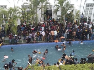 Cerita Demonstran Sri Lanka: Renang-Pamer Celana Dalam Presiden