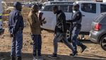 Potret Evakuasi Korban Penembakan di Bar Afrika Selatan