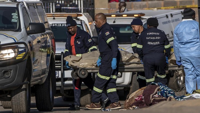 Insiden penembakan terjadi di sebuah bar yang berada di kawasan Soweto, Afrika Selatan. Polisi setempat menyebut 15 orang tewas akibat penembakan tersebut.