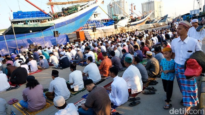 Salat Idul Adha digelar di Pelabuhan Sunda Kelapa, Jakarta Utara, hari ini. Seperti apa suasananya? Ini fotonya.