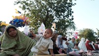 Sebagian besar jemaah yang melaksanakan salat berdomisili di sekitar Pelabuhan Sunda Kelapa.  
