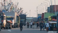 Jemaah meninggalkan area Pelabuhan Sunda Kelapa usai melaksanakan salat Idul Adha.