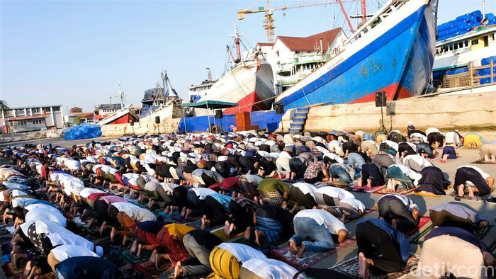 Potret Pelaksaaan Salat Idul Adha di Pelabuhan Sunda Kelapa Salat Idul Adha digelar di Pelabuhan Sunda Kelapa, Jakarta Utara, hari ini. Seperti apa suasananya? Ini fotonya.