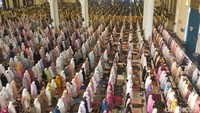 Umat Islam menunaikan salat Idul Adha di Masjid Al-Akbar Surabaya/Foto: Deny Prastyo Utomo/detikJatim
