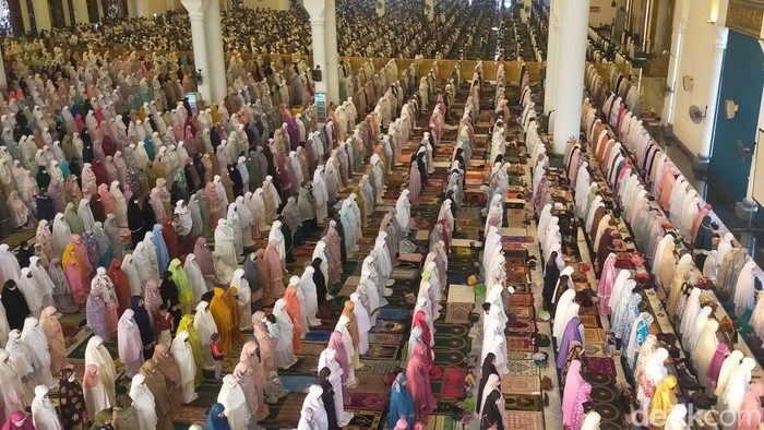 Hari ini merupakan Idul Adha 1443 H. Umat Islam di Surabaya menunaikan salat Idul Adha di Masjid Al-Akbar Surabaya (MAS).