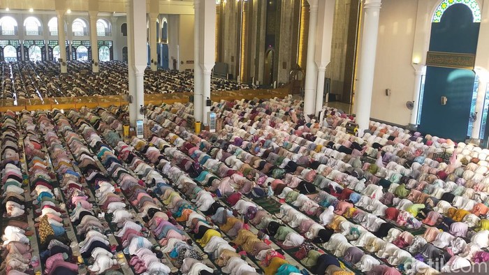 Hari ini merupakan Idul Adha 1443 H. Umat Islam di Surabaya menunaikan salat Idul Adha di Masjid Al-Akbar Surabaya (MAS).
