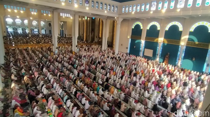 Hari ini merupakan Idul Adha 1443 H. Umat Islam di Surabaya menunaikan salat Idul Adha di Masjid Al-Akbar Surabaya (MAS).
