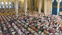 Umat Islam menunaikan salat Idul Adha di Masjid Al-Akbar Surabaya/Foto: Deny Prastyo Utomo/detikJatim