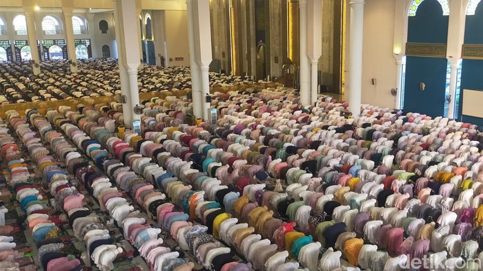 Hari ini merupakan Idul Adha 1443 H. Umat Islam di Surabaya menunaikan salat Idul Adha di Masjid Al-Akbar Surabaya (MAS).