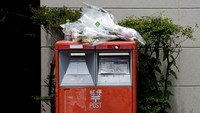 Bunga juga tampak diletakkan di atas kotak surat yang berada di dekat kediaman Shinzo Abe di Tokyo, Jepang. (REUTERS/ Kim Kyung-Hoon).