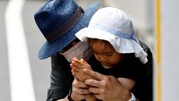 Insiden penembakan tersebut tak hanya menggegerkan publik Jepang tetapi juga masyarakat dunia. Warga ramai-ramai mendatangi kediaman Shinzo Abe di Tokyo untuk berdoa dan memberikan penghormatan terakhir. (REUTERS/ Kim Kyung-Hoon).