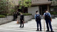 Tampak dua petugas kepolisian berjaga di area kediaman Shinzo Abe yang berada di kawasan Tokyo, Jepang. (REUTERS/ Kim Kyung-Hoon). 