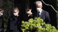Tak hanya masyarakat umum, sejumlah pejabat turut berdatangan ke kediaman Shinzo Abe untuk menyampaikan belasungkawa, salah satunya Duta Besar Amerika Serikat untuk Jepang yakni Rahm Emanuel. (AP Photo/Hiro Komae).