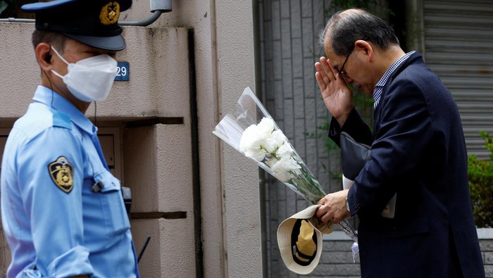 Kediaman mantan PM Jepang Shinzo Abe di Tokyo ramai didatangi warga. Mereka datang untuk sampaikan belasungkawa dan beri penghormatan terakhir kepada Abe.