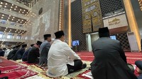 Sementara itu, saat salat Idul Adha, Jokowi duduk di saf paling depan. Jokowi diapit oleh Prabowo dan Nazarudin Umar. (Foto: Tim Media Prabowo)