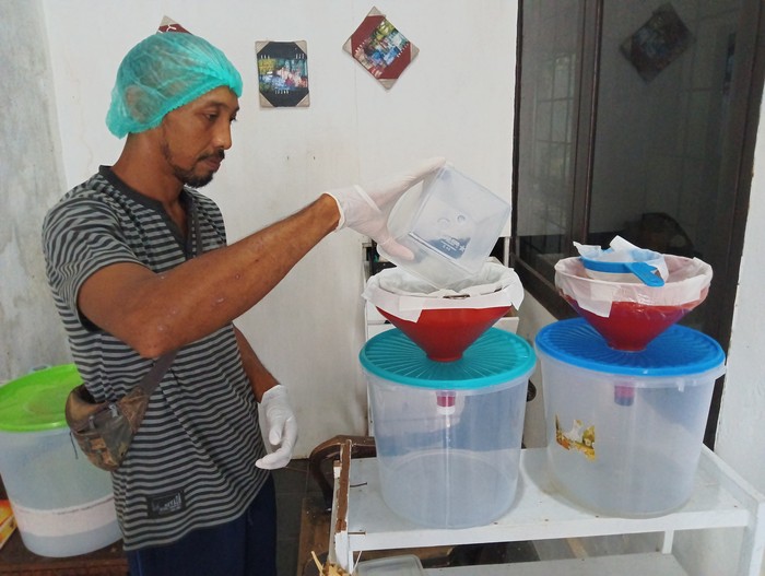 Proses pembuatan minyak kelapa di home industry, di Jalan Tukad Pancoran IV Gang Q, Panjer, Denpasar Selatan, Bali.