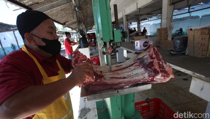 Proses penyembelihan dan pencacahan sapi kurban di RPH Surabaya.