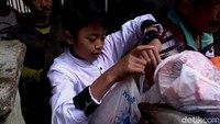 Camat Batur, Aji Piluroro memastikan ratusan hewan kurban dari Dusun Krajan ini aman dari PMK. Warga yang menerima daging tersebut diminta tidak khawatir. Foto: Uje Hartono/detikJateng 