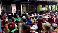 Pembagian 9.000 bungkus daging kurban dari Dusun Krajan, Desa/Kecamatan Batur, Banjarnegara tidak hanya untuk warga setempat tapi juga hingga daerah lain seperti Wonosobo dan Batang. Foto: Uje Hartono/detikJateng