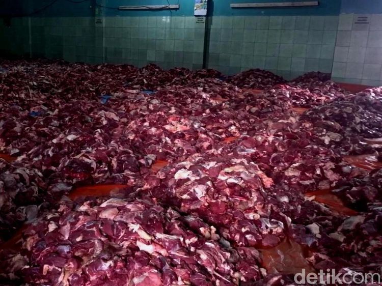 Aula Penuh Tumpukan Daging Kurban di Dusun Krajan Banjarnegara