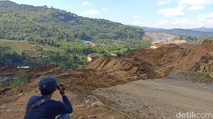 Proyek Bendungan Bagong, Trenggalek longsor. Proyek ini merupakan proyek strategis nasional.
