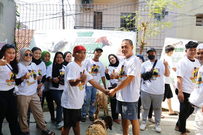 Relawan Sandiaga Door to Door Bagikan Daging Kurban ke Warga di Jakarta