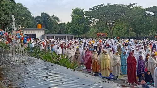 Ribuan umat Muslim memadati Lapangan Lumintang Denpasar, Minggu (10/7/2022). Mereka tampak antusias melaksanakan salat Idul Adha setelah dua tahun pandemi.