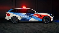 Di livery safety car BMW M3 Touring mengusung kombinasi warna biru, merah, dan putih. Ada juga stiker bertuliskan bertuliskan 50 Jahre BMW M yang menandakan 50 tahun divisi motor sport dari BMW. Foto: Dok. BMW