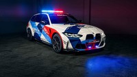 Perubahan yang paling menonjol mulai dari penggunaan lampu rotator di atap mobil dan grill, livery spesial, hingga aksesoris yang mengusung carbon fiber dari M Performance. Foto: Dok. BMW