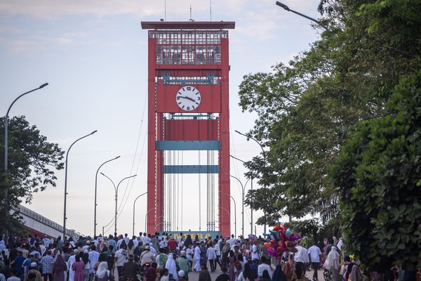 Salah satu tempat untuk melaksanakan salat Iduladha di Palembang pada Minggu (10/7/2022) adalah di di Bundaran Air Mancur (BAM) Masjid Agung Sultan Mahmud Badaruddin Jayo Wikramo. Para jemaah berjalan kaki di Jembatan Ampera usai salat Iduladha. (ANTARA FOTO/Nova Wahyudi/tom) Salah satu tempat untuk melaksanakan salat Iduladha di Palembang pada Minggu (10/7/2022) adalah di di Bundaran Air Mancur (BAM) Masjid Agung Sultan Mahmud Badaruddin Jayo Wikramo. Para jemaah berjalan kaki di Jembatan Ampera usai salat Iduladha. (ANTARA FOTO/Nova Wahyudi/tom)