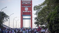 Salah satu tempat untuk melaksanakan salat Iduladha di Palembang pada Minggu (10/7/2022) adalah di di Bundaran Air Mancur (BAM) Masjid Agung Sultan Mahmud Badaruddin Jayo Wikramo. Para jemaah berjalan kaki di Jembatan Ampera usai salat Iduladha. (ANTARA FOTO/Nova Wahyudi/tom)
