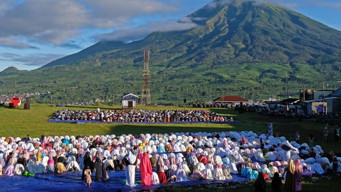 Salat Iduladha di kaki Gunung Sumbing Umat Islam melaksanakan shalat Idul Idha 1443 H di lapangan kawasan lereng Gunung Sumbing Desa Reco, Kertek, Wonosobo, Jawa Tengah, Sabtu (9/7/2022). Meski pemerintah menetapkan 10 Dzulhijah 1443 H pada Minggu (10/7) namun sebagian umat Islam merayakan Idul Adha sehari lebih awal. ANTARA FOTO/Anis Efizudin/nym.