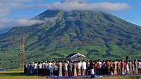 Umat Islam melaksanakan shalat Iduladha 1443 H di lapangan kawasan lereng Gunung Sumbing Desa Reco, Kertek, Wonosobo, Jawa Tengah, Sabtu (9/7/2022). Meski pemerintah menetapkan 10 Dzulhijah 1443 H pada Minggu (10/7) namun sebagian umat Islam merayakan Iduladha sehari lebih awal. (ANTARA FOTO/Anis Efizudin/nym).