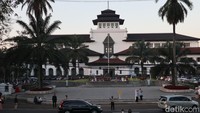 Sementara itu Plh Gubernur Gubernur Jabar Uu Ruzhanul Ulum juga sudah tampak hadir di Lapangan Gasibu. Uu akan memberi sambutan dalam pelaksanaan salat Idul Adha hari ini.