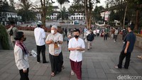 Sebelum memasuki Lapangan Gasibu, jemaah wajib mengecek suhu tubuh dan menggunakan hand sanitizer. Jemaah juga diarahkan untuk mengisi saf barisan depan terlebih dahulu.