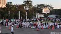 Pantauan detikJabar di lokasi sekitar pukul 06.30 WIB, Lapangan Gasibu sudah mulai dipadati jemaah sejak subuh. Mereka datang dari berbagai tempat di Kota Bandung.