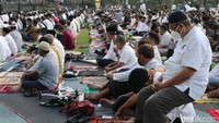 Salat salat Iduladha 1443 Hijriah kembali digelar di Lapangan Gasibu, Kota Bandung. Salat Iduladha berjamaah ini digelar oleh Pemprov Jabar.