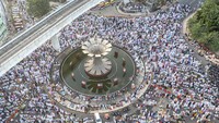 Ribuan umat Islam di Kota Palembang melaksanakan Salat Iduladha di Bundaran Air Mancur (BAM) Masjid Agung Sultan Mahmud Badaruddin Jayo Wikramo Palembang, Sumatera Selatan, Minggu (10/7/2022). (ANTARA FOTO/Nova Wahyudi/tom)