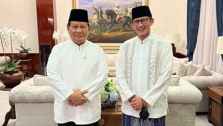 Sandiaga dan Prabowo Menteri Pariwisata dan Ekonomi Kreatif RI Sandiaga Salahuddin Uno bersilahturahmi dan berbincang banyak dengan Menteri Pertahanan RI Prabowo Subianto usai keduanya menemani Presiden RI Joko Widodo (Jokowi) melaksanakan shalat Idul Adha di Masjid Istiqlal Jakarta, Minggu (10/7/2022).