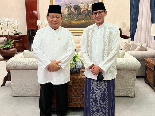 Menteri Pariwisata dan Ekonomi Kreatif RI Sandiaga Salahuddin Uno bersilahturahmi dan berbincang banyak dengan Menteri Pertahanan RI Prabowo Subianto usai keduanya menemani Presiden RI Joko Widodo (Jokowi) melaksanakan shalat Idul Adha di Masjid Istiqlal Jakarta, Minggu (10/7/2022).