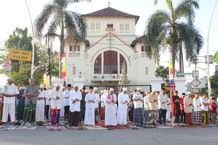 Umat Islam melaksanakan Shalat Idul Adha di Jalan Jatinegara, Jakarta, Minggu (10/7/2022). Ribuan umat Islam di kawasan Jatinegara melaksanakan Shalat Idul Adha 1443 H mengikuti ketetapan pemerintah pada Minggu (10/7/2022). ANTARA FOTO/Agha Yuninda/wsj/tom.