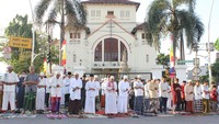 Umat Islam melaksanakan salat Iduladha di Jalan Jatinegara, Jakarta, Minggu (10/7/2022). Ribuan umat Islam di kawasan Jatinegara melaksanakan Shalat Idul Adha 1443 H di depan bangunan bersejarah Gereja Koinoia. (ANTARA FOTO/Agha Yuninda/wsj/tom)