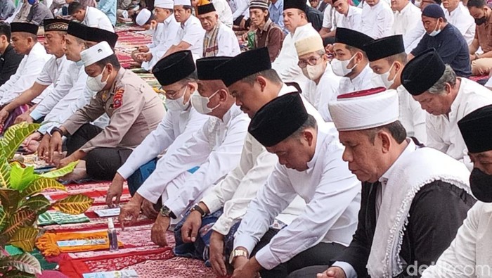 Suasana Gubsu Edy dan Wali Kota Medan Bobby Nasution saat di lokasi salat idul adha