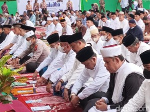 Gubsu Edy-Walkot Bobby Salat Idul Adha di Lapangan Gajah Mada