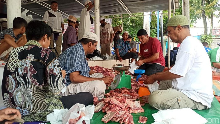 Suasana penyembelihan hewan kurban di Masjid Jamik Medan