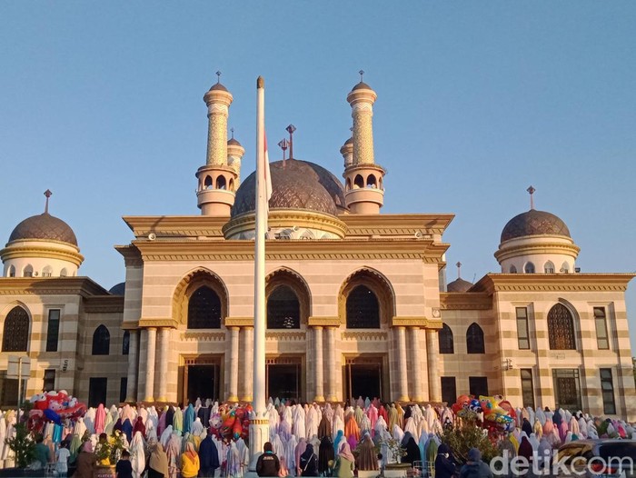 Suasana salat Idul Adha di Masjid Al Aqsha, Klaten, Minggu (10/7/2022).