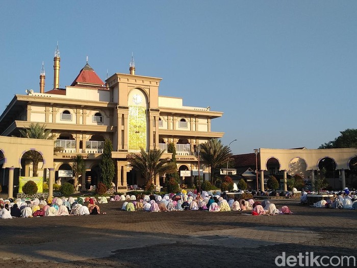 Suasana salat Idul Adha di Masjid Al Mabrur Kabupaten Semarang, Minggu (10/7/2022).