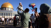Tak hanya orang dewasa, anak-anak juga tampak beraktivitas di area kompleks Masjid Al-Aqsa. 